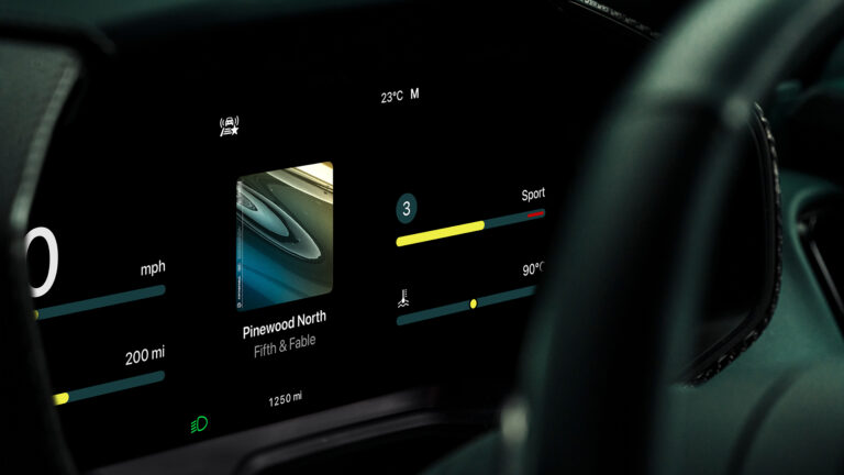 Aston MArtin Apple CarPlay Ultra