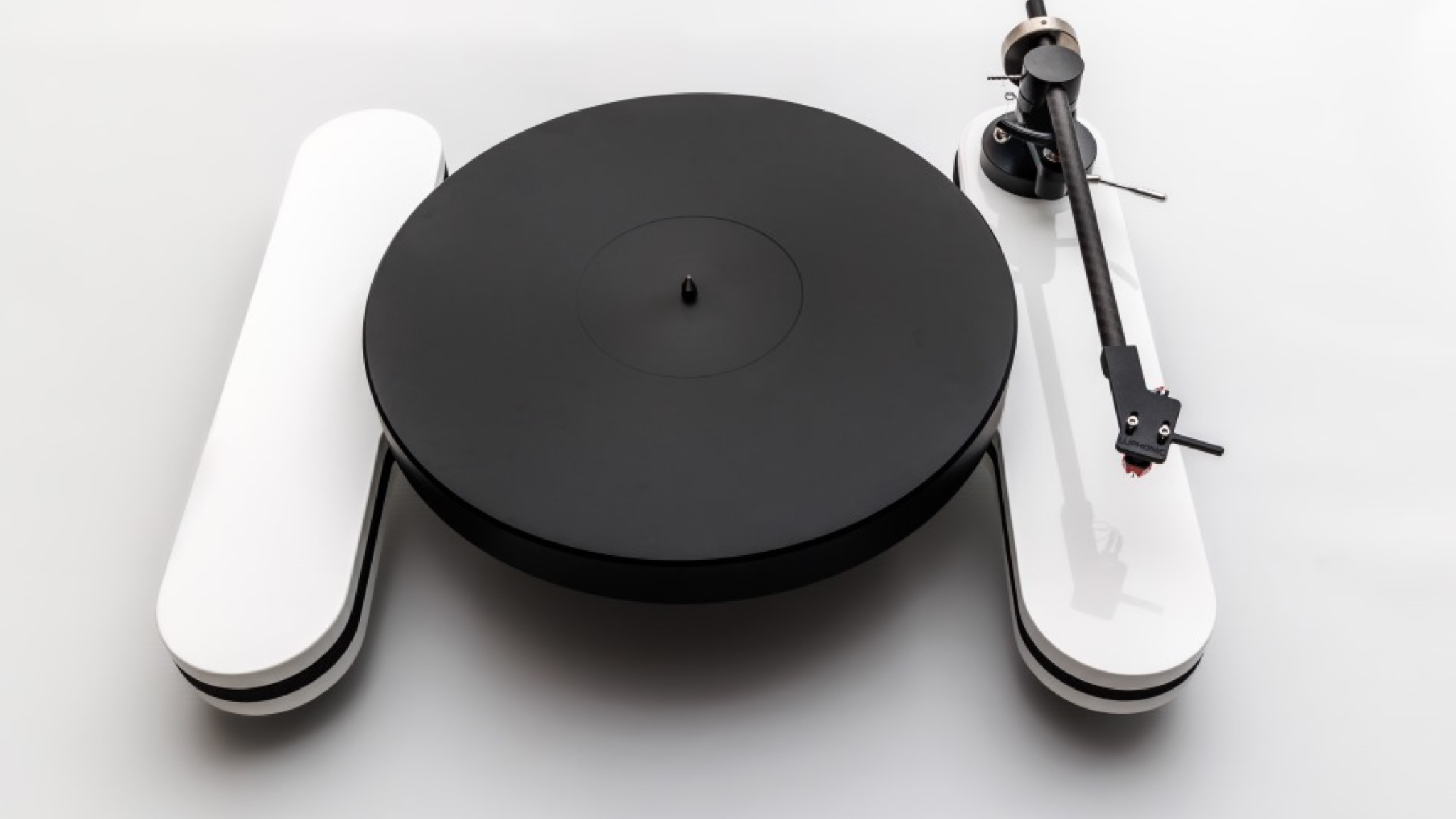 Product photo of the Luphonic H2 turntable on top of a white surface