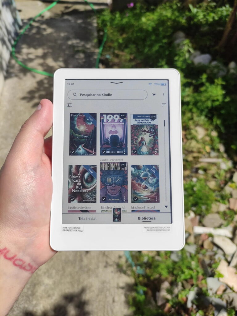 Leaked images of an Amazon ereader supposedly called the Kindle Petit Color showing colors on the display